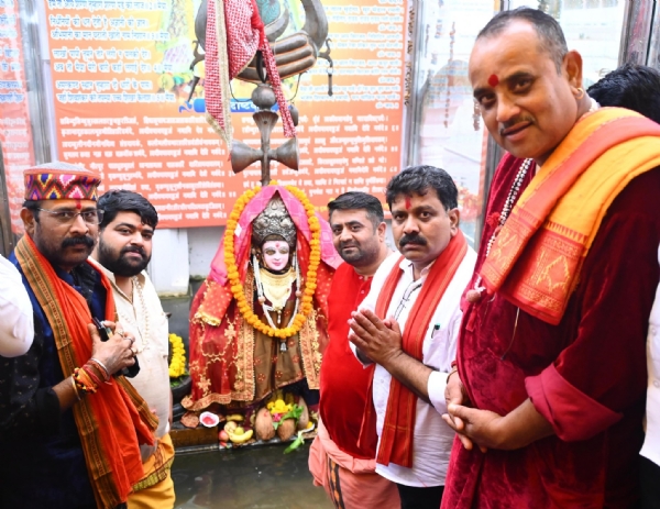 मां नर्मदा उद्गम स्थल में पूजा करते