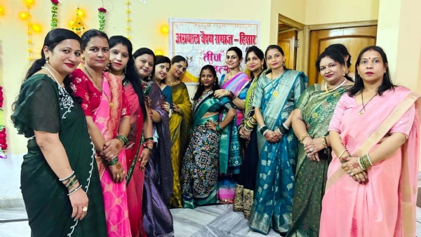 तीज उत्सव मनाती अग्रवाल वैश्य समाज से जुड़ी महिलाएं।