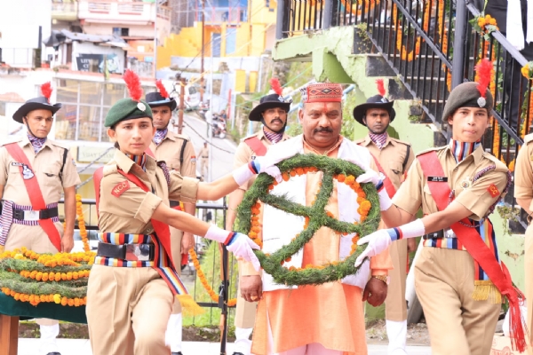 कारगिल युद्ध के शहीद वीर जवानों को पुष्प चक्र व श्रद्धासुमन अर्पित कर श्रद्धांजलि देते विधायक
