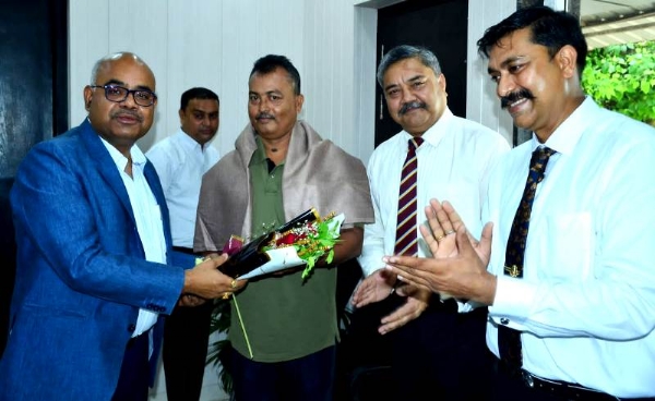 कानपुर में कारगिल युद्ध में वीरता व राष्ट्रभक्ति का परिचय देने वाले पूर्व सैनिक सूबेदार मेजर के के सिंह को अंगवस्त्र एवं स्मृति चिह्न प्रदान कर सम्मानित करते जिलाधिकारी का छायाचित्र