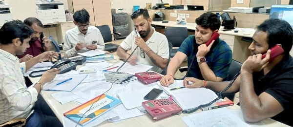 गुरुग्राम में सीईटी परीक्षा को लेकर कॉल सेंटर में जानकारी देते स्टाफ सदस्य।
