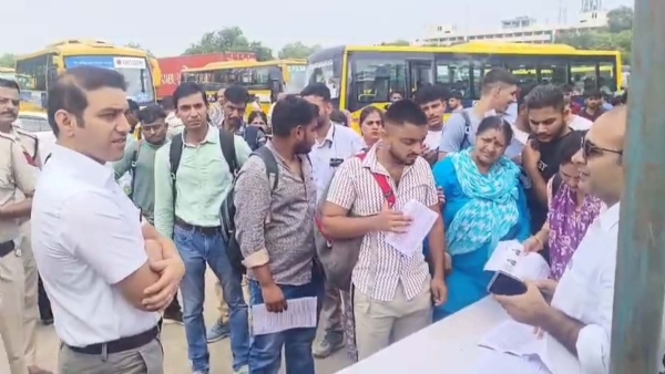 गुरुग्राम में सीईटी परीक्षा को लेकर शटल बसों की जानकारी लेते परीक्षार्थी।