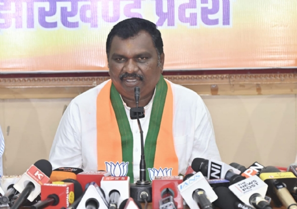 प्रेस वार्ता  करते भाजपा नेता अमर बाउरी