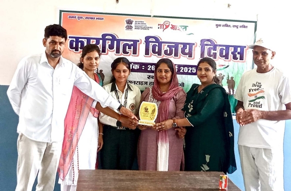 विजेता छात्राओं को सम्मानित करते अतिथि।