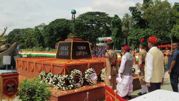 गुवाहाटी में आयोजित कारगिल विजय दिवस समारोह की तस्वीर।