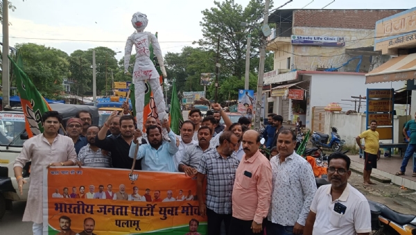पुतला दहन करते बीजेपी कार्यकर्ता