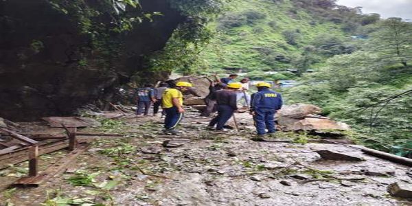 उत्तराखंड में तीन घंटे बाधित रही केदारनाथ यात्रा, गौरीकुंड के समीप पहाड़ी से टूटी चट्टान