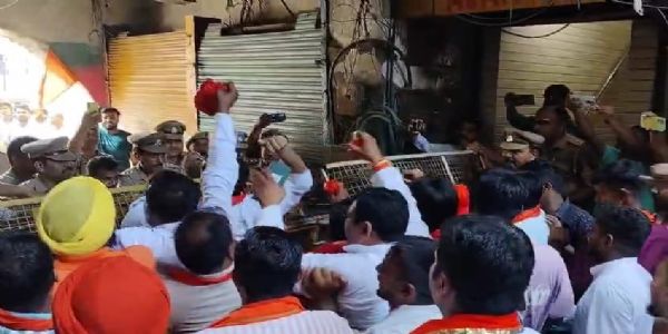संभल स्थित हरिहर मंदिर में जलाभिषेक करने जा रहे शिवसैनिक गिरफ्तार