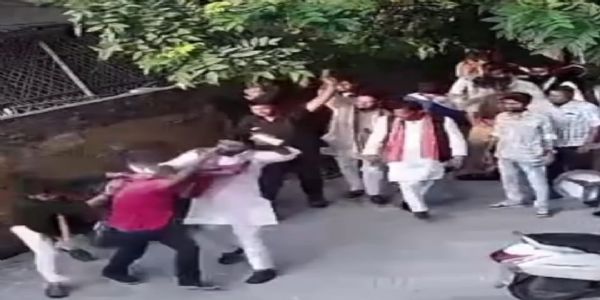बरेली में सपा नेताओं की दबंगई कैमरे में कैद, व्यापारी को सड़क पर पीटा, वायरल हुआ वीडियो