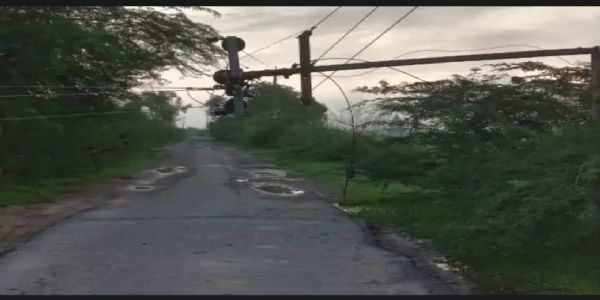 तेज आंधी ने रामगढ़ मार्ग पर मचाई तबाही, आठ गांवों में 12 घंटे से बिजली गुल