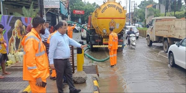 इंदौरः वर्षा काल में निगम की आपदा प्रबंधन टीम मैदान में, आयुक्त वर्मा ने किया विभिन्न स्थानों का निरीक्षण