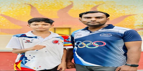 ताइक्वांडो खिलाड़ी आशीष सिंह कोच शाहवेज़ अली के साथ मलेशिया रवाना