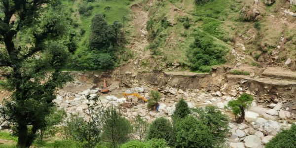 आपदा प्रभावित डेजी गांव में सड़क पहुंचाने में लगी मशीनरी