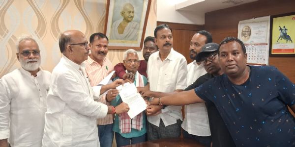 हटिया विस्थापित परिवार समिति ने विधानसभा अध्यक्ष को सौंपा मांग पत्र