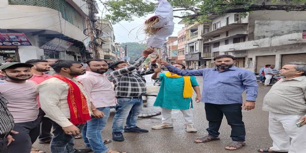 ऊर्जा मंत्री के विवादित बयान पर वैश्य समाज में उबाल, मीरजापुर में पुतला फूंका