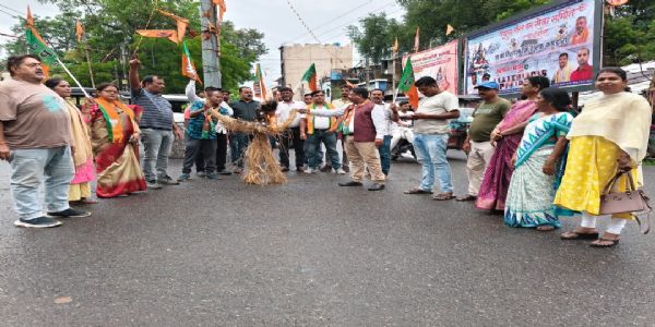 भाजयुमो ने किया मुख्यमंत्री का पुतला दहन