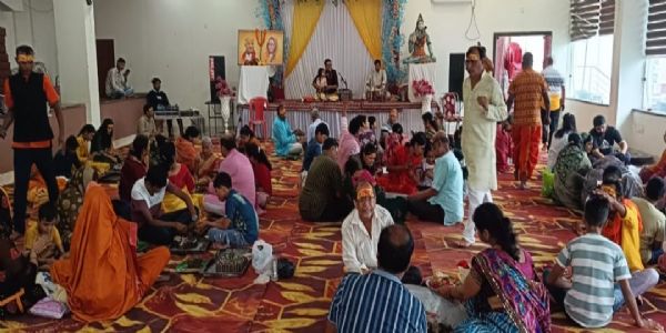 अनूपपुर: दद्दा शिष्य परिवार ने असंख्य पार्थिव शिवलिंग निर्माण एवं रुद्राभिषेक का आयोजन