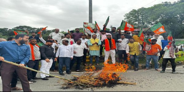 भाजयुमो ने किया मुख्यमंत्री हेमंत सोरेन का पुतला दहन