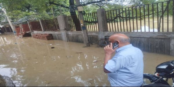 स्लुइस गेट सिस्टम से जलमग्‍न हुए कई मुहल्ले, विधायक ने किया निरीक्षण