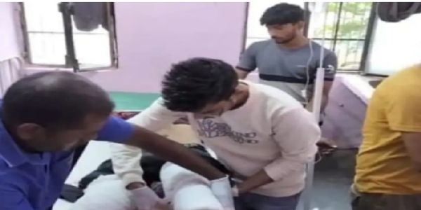 युवक ने चलती ट्रेन के आगे कूदकर की आत्महत्या की कोशिश