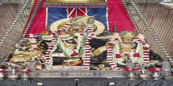 गोविंद देव जी ने पहनी लहरिया पोशाक, किया मनोहारी श्रृंगार
