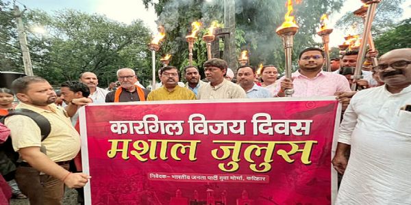 वीर शहीदों की याद में भाजपा का मसाल जुलूस, शहीदों को दी श्रद्धांजलि