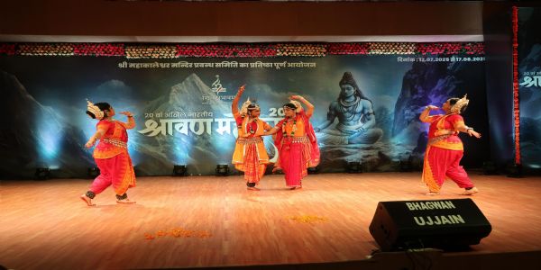 उज्जैनः श्रावण महोत्सव की तीसरी संध्या में शास्त्रीय टप्पा गायन, हवाईयन गिटार वादन व ओडिसी नृत्य की प्रस्तुति