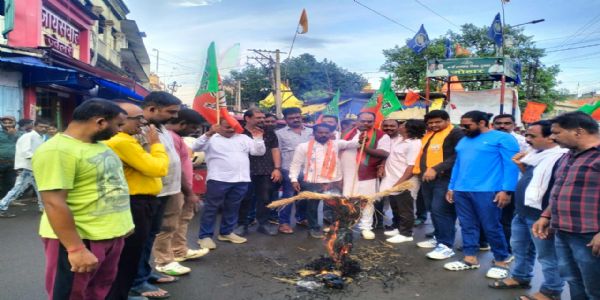भाजपा ने मुख्‍यमंत्री हेमंत सोरेन का फूंका पुतला