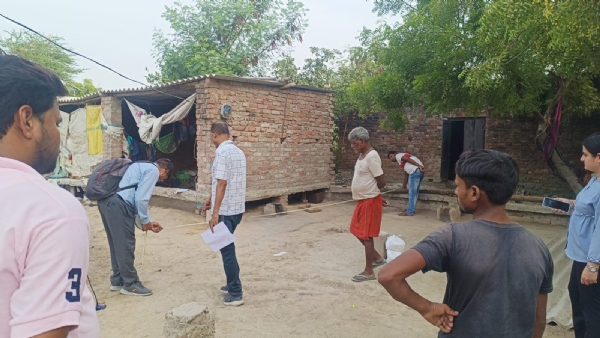 जीरो पावर्टी की पहली लाभार्थी रूबी के आवास की नापजाेख करते हुए अधिकारीगण