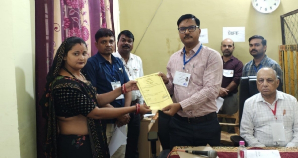 पेपर लेस निर्वाचन निशा कुर्मी 434 मतों से निर्वाचित