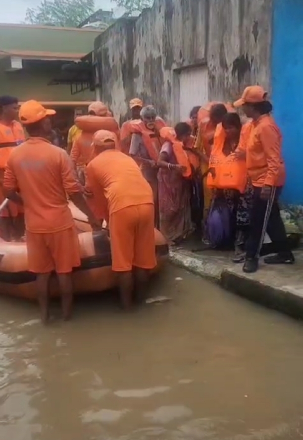 एनडीआरएफ टीम बचाव कार्य में लगी