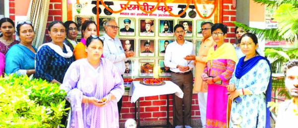श्रद्धासुमन अर्पित करते हुए