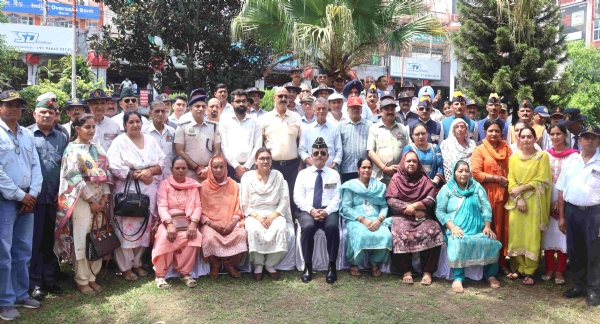 कारगिल विजय दिवस के अवसर पर शहीद स्मारक में आयोजित समारोह के दौरान।