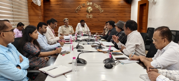 बैठक करते उपायुक्त, एसएसपी सहित अन्य