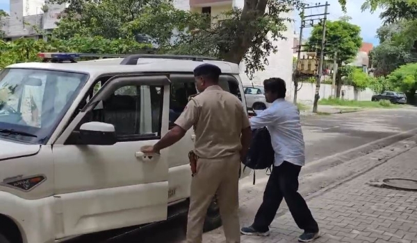 युवक काे परीक्षा केंद्र लेकर जाते पुलिस कर्मी