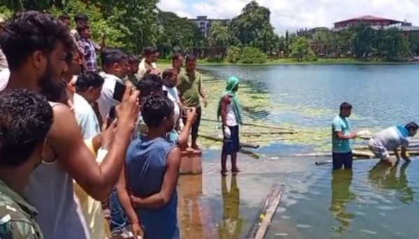सागरदिघी से वृद्ध महिला का शव बरामद करते प्रशासन