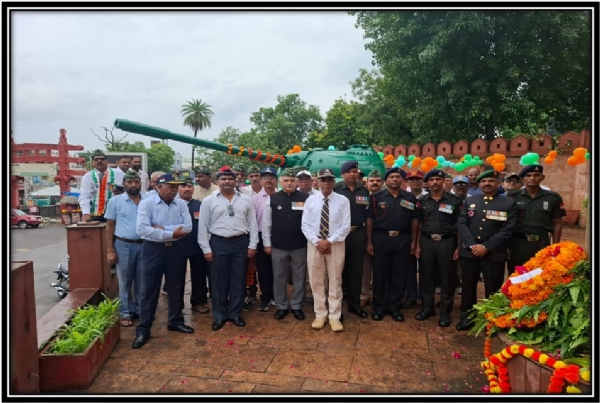कारगिल विजय दिवस:विजय स्मारक पर शहीदों को नमन करते हुए पुष्प चक्र और श्रद्धा सुमन किए अर्पित
