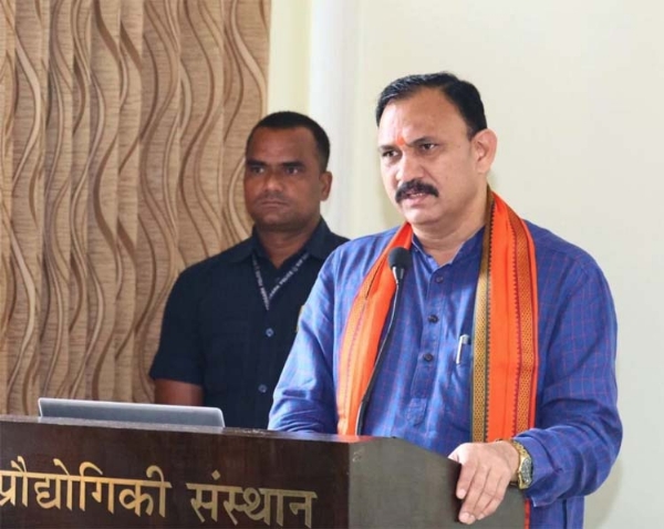 स्वास्थ्य मंत्री श्याम बिहारी जायसवाल शिविर में शामिल हुए