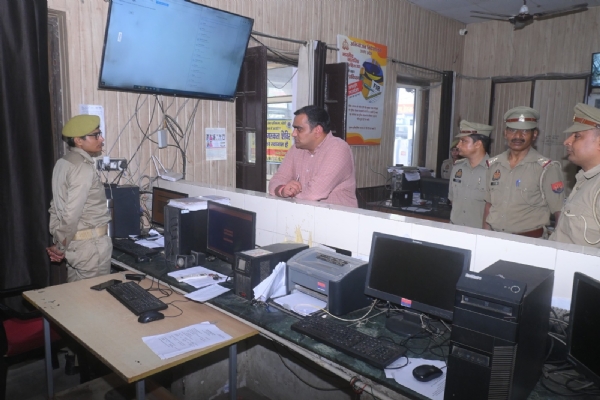 कोतवाली का निरीक्षण करते एसएसपी अनुराग आर्य, साथ में मौजूद सीओ प्रथम आशुतोष शिवम। रजिस्टरों की जांच करते हुए दिए सख्त निर्देश।