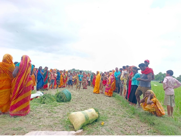 घटना स्थल पर जुटी लोगो की भीड़
