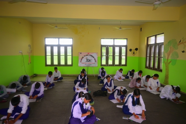 चितरकला प्रतियाेगिता में भाग लेते छातर
