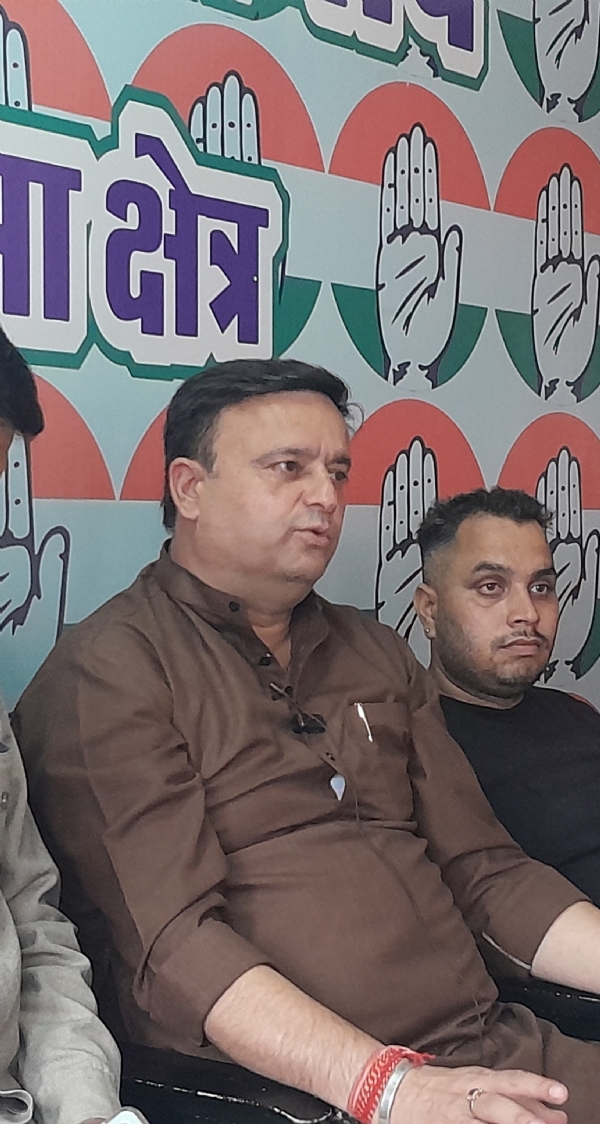 मंडी में पत्रकारों से बात करते हुए संजीव गुलेरिया।
