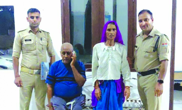 पति संग बुजुर्ग महिला