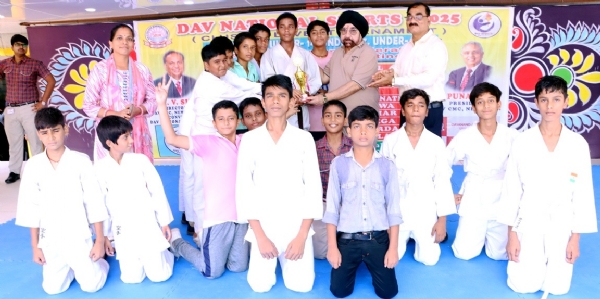 विजेता छात्रों को पुरस्कार देते स्थानीय प्रबंधन समिति के उपाध्यक्ष सतवीर सिंह राजा