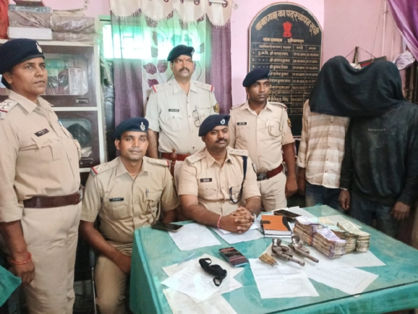 बरामद लूटे गये रूपये और हथियार के साथ पुलिस टीम