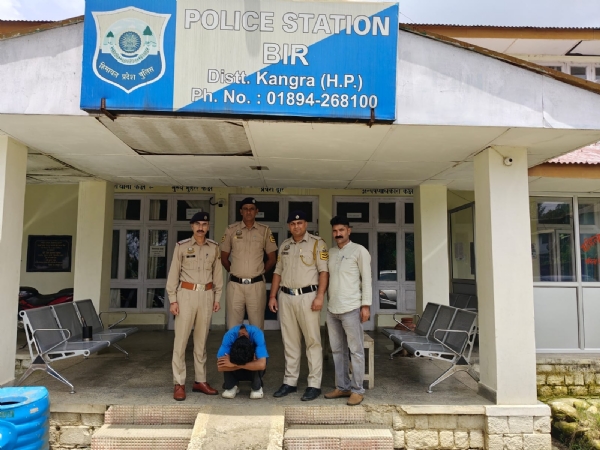 चरस के मामले में गिरफ्तार युवक।