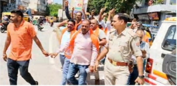 शिव सैनिकों को लेकर जाते पुलिसकर्मी