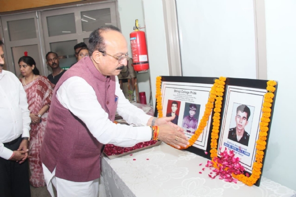 दिल्ली विश्वविद्यालय के शिवाजी कॉलेज में कारगिल विजय दिवस पर देश के वीर सपूतों को श्रद्धांजलि अर्पित  करते शिक्षा मंत्री आशीष सूद