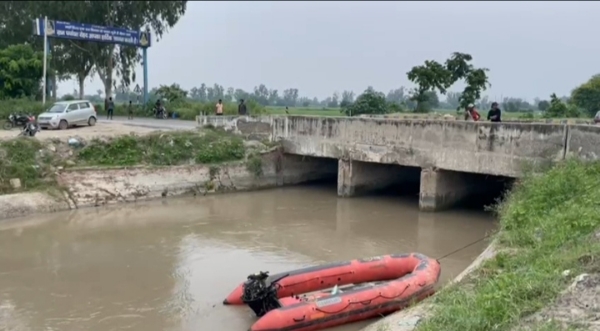 नहर में डूबे मामा व भांजियों को तलाशने के लिए घटनास्थल पर लाई गई बोट।