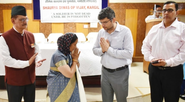 गोपेश्वर में कारगिल विजय दिवस पर वीर नारियों को सम्मानित करते हुए डीएम व अन्य।